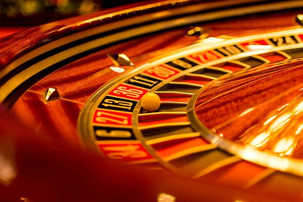doajitu Live Game Shows participant view showing wheel spin, live chat, and leaderboard